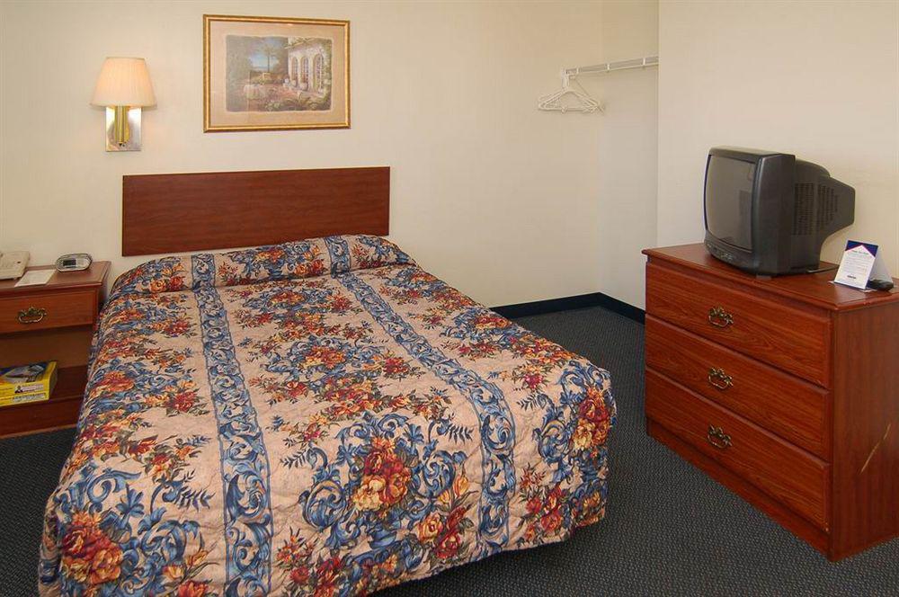 โฮมทาวน์ สตูดิโอ ออร์แลนโด - แคสเซลเบอรี Motel คาสเซลเบอร์รี่ ภายนอก รูปภาพ
